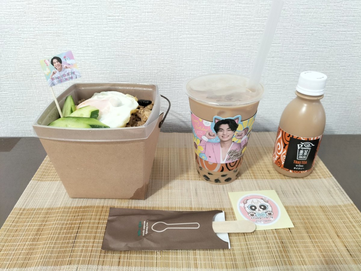 fujiyo725's tweet photo. いただきま〜す😄
ガパオライス 辛いけどうまうま👍
タピオカミルクティーも紅茶の味が濃くて うまうま🤗
タイティーは甘いけど 私は好き〜🤩
#HappyGulfDay2021Japan
#piyanee
@gulfkanawut https://t.co/goYPQhkQ6w