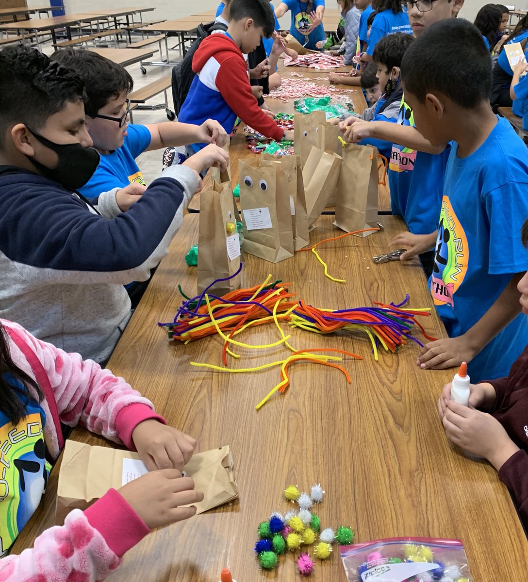 MPElemSchool's tweet photo. Read, Deed, and Run MPE Panthers working on a special surprise. Collaborating and making a positive impact in their community. @MPElemSchool #ReadDeedRun @katyisd #MPEweare1 https://t.co/VNkyZQ2qYk