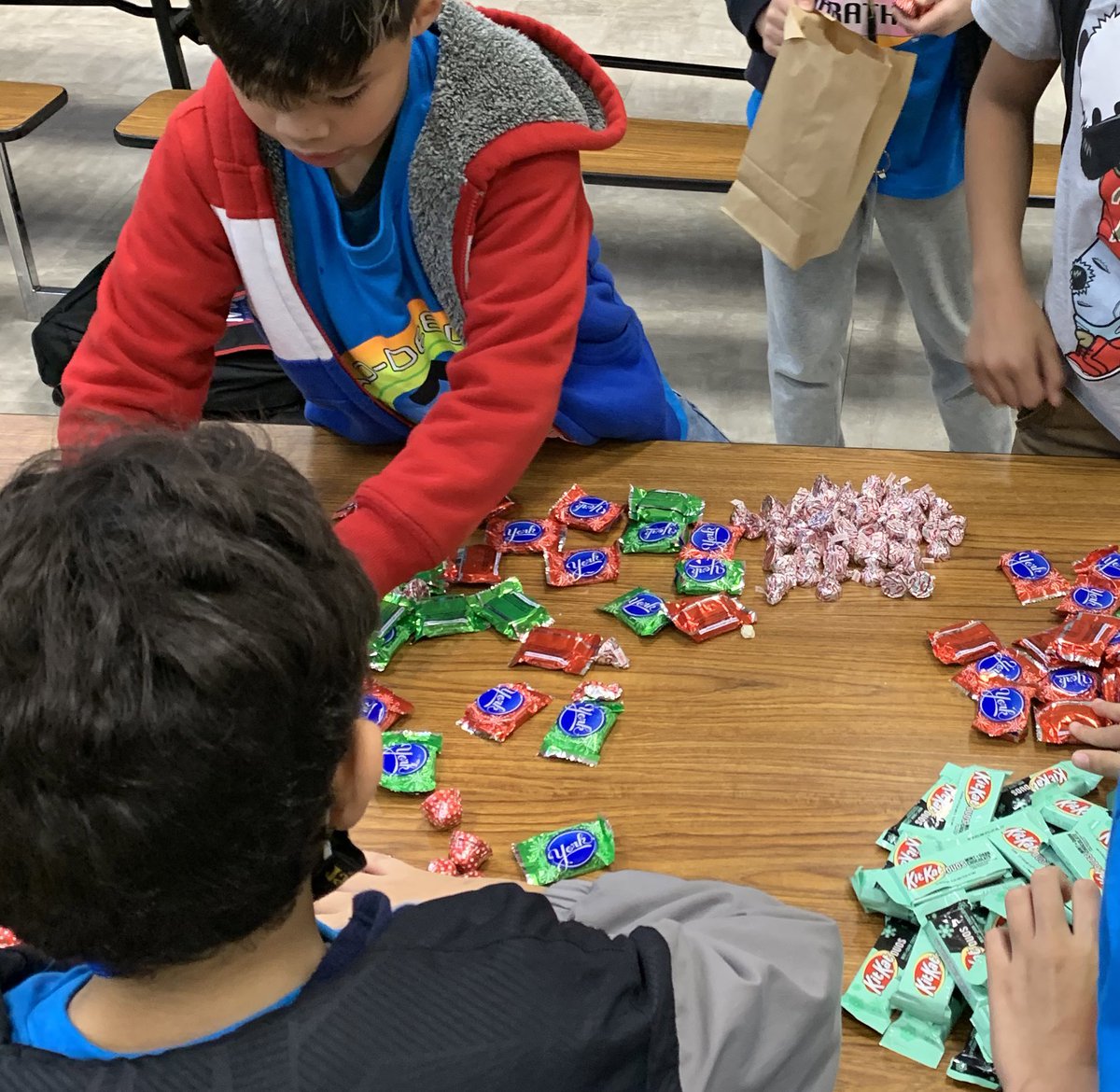 MPElemSchool's tweet photo. Read, Deed, and Run MPE Panthers working on a special surprise. Collaborating and making a positive impact in their community. @MPElemSchool #ReadDeedRun @katyisd #MPEweare1 https://t.co/VNkyZQ2qYk