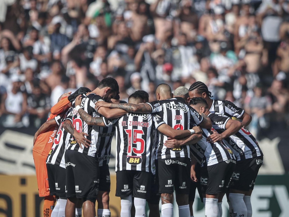 10Ronaldinho's tweet photo. Parabéns @Atletico pela linda campanha construída no Brasileirão!!! Fico mt feliz em ver a história que vcs estão construindo... E agr vamos com td pra Copa do Brasil 👏🏾👏🏾
Belo Horizonte vai ficar pequena pra tanta festa kkkkkkkk
#AquiÉGalo ⚫⚪🤙🏾 https://t.co/oZyZX0K23R