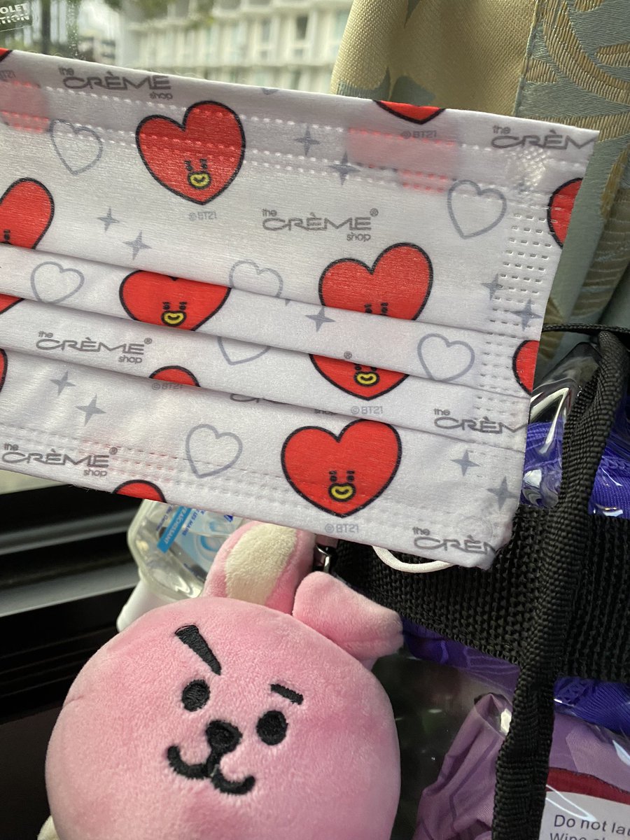 ChristineLevesq's tweet photo. Nicest Army on this bus- I’ve been offered a mask, a moon for army bomb, a love button and snacks #Rally_LAX_4pm #BTS #BTSARMY #PTD_ON_STAGE_LA #Stage_For_ARMY #withAmazingMegan #BTSSoFiStadium #PTD_ON_STAGE_LA2회차공연 https://t.co/ZvQwpW6Ewc