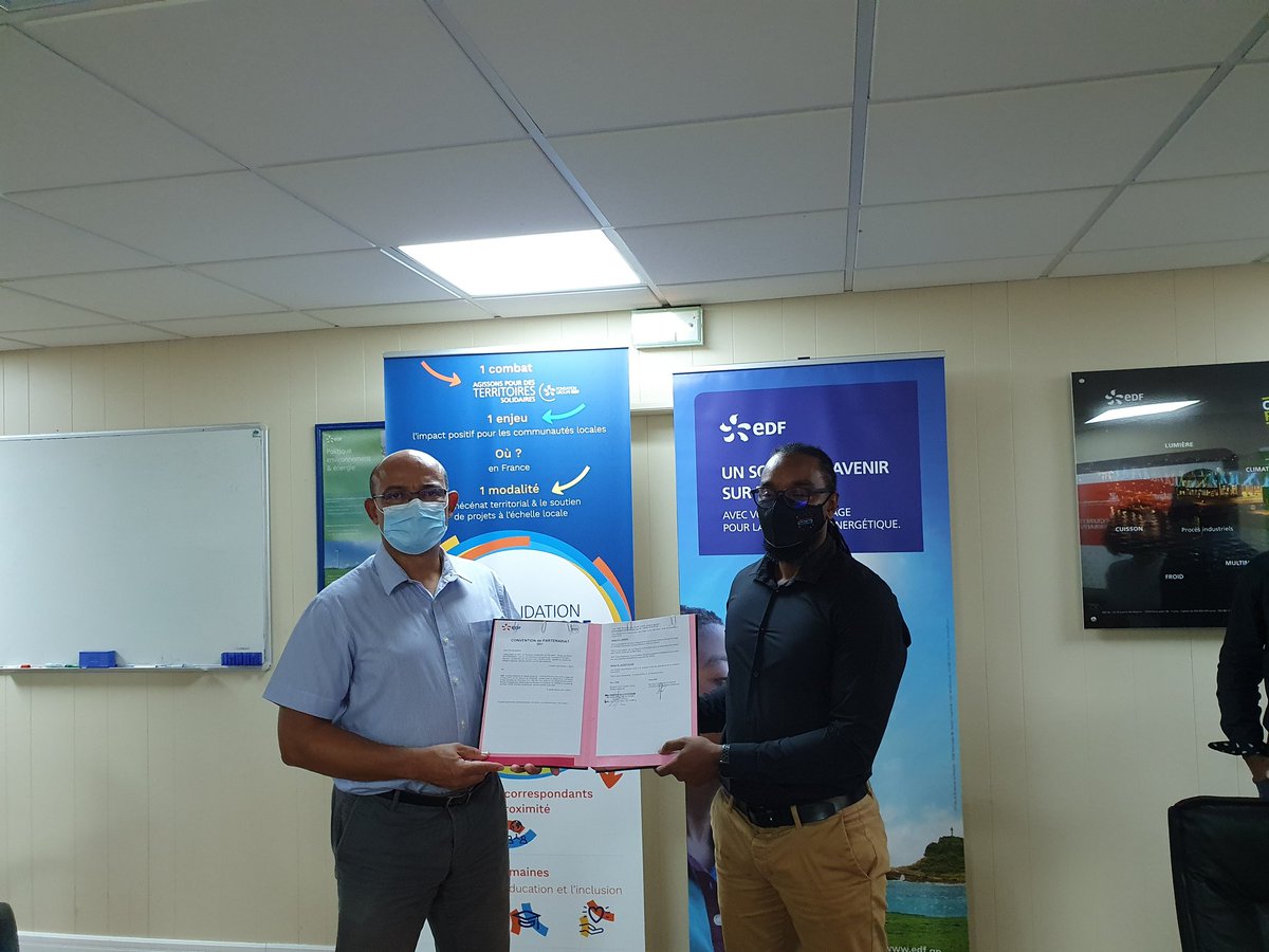 EDF_Guadeloupe's tweet photo. Ce jeudi 2 décembre 2021, @EDF_Guadeloupe et l'association @JeuneOutreMer ont signé, dans le cadre du dispositif INSERTION +, un partenariat pour lutter contre la précarité des jeunes en améliorant l’insertion sociale et professionnelle.  #insertion #jeunesse #Outremer https://t.co/CeMtHJKiZ6