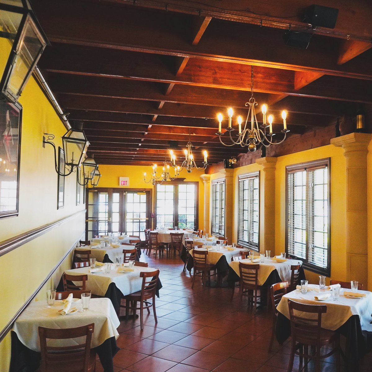 TuscanyWheeling's tweet photo. The holiday season is in full swing! We have several private dining spaces for you to choose from for your next party🎄🎉 https://t.co/rTZI3Oqimk https://t.co/yYY8NfmPmt