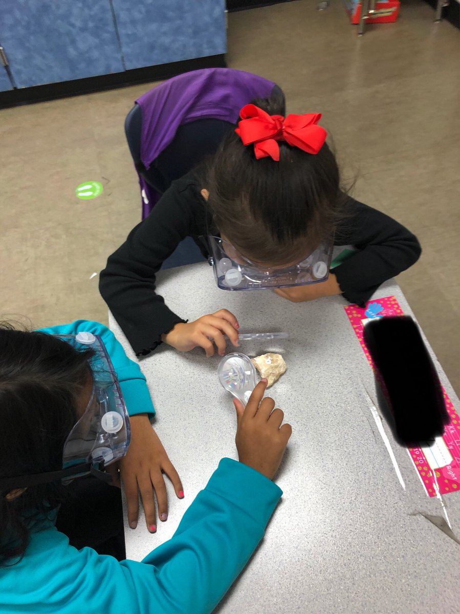 Having fun in science by exploring rocks and their properties. #Kinderrocks <a href="/AE_Gators/">Armstrong Elementary</a>