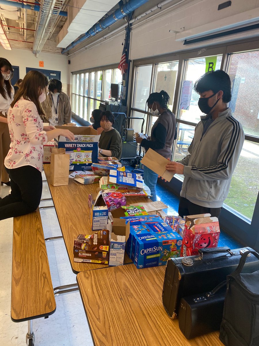 Lafayette_NHS's tweet photo. NHS Ronald McDonald Service Project. Making snack bags for families staying at the Ronald McDonald House. https://t.co/o8WmQWEbk7
