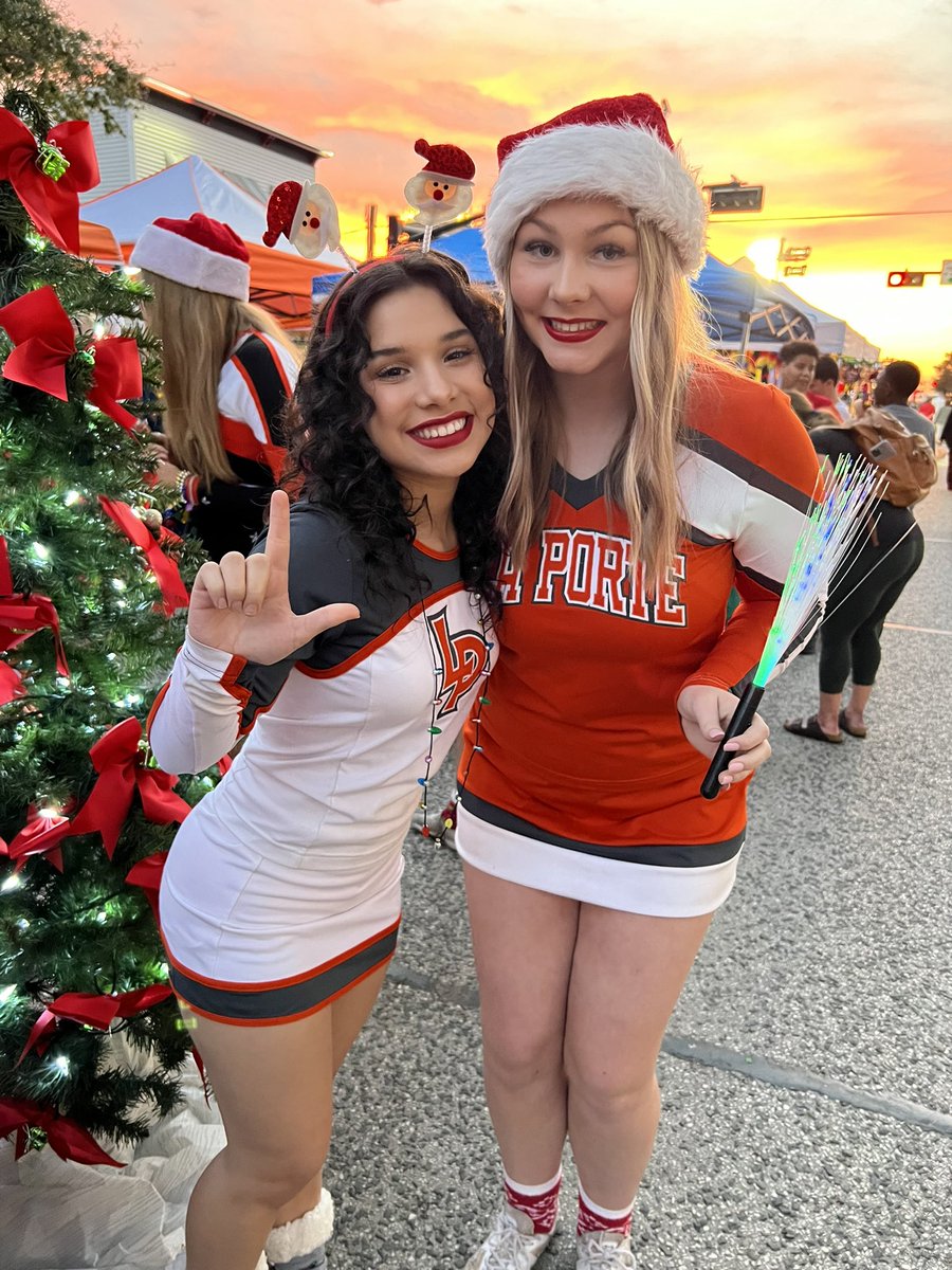 LaPorteHScheer's tweet photo. Bringing a little Christmas Cheer to Christmas on Main ❤️ #LPgreatThings #LPHScheer https://t.co/SALrE2vyxw