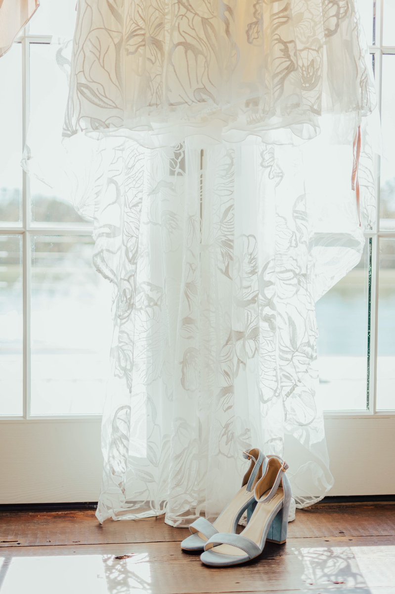 ThatsSarahLabat's tweet photo. Can’t stop won’t stop posting my wedding pictures. I only have Twitter for myself and I think my tweet history proves that. https://t.co/HRtTocejXw