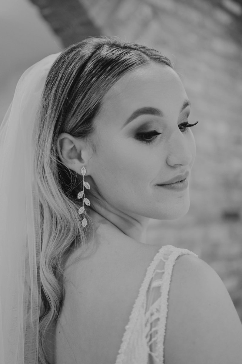ThatsSarahLabat's tweet photo. Can’t stop won’t stop posting my wedding pictures. I only have Twitter for myself and I think my tweet history proves that. https://t.co/HRtTocejXw