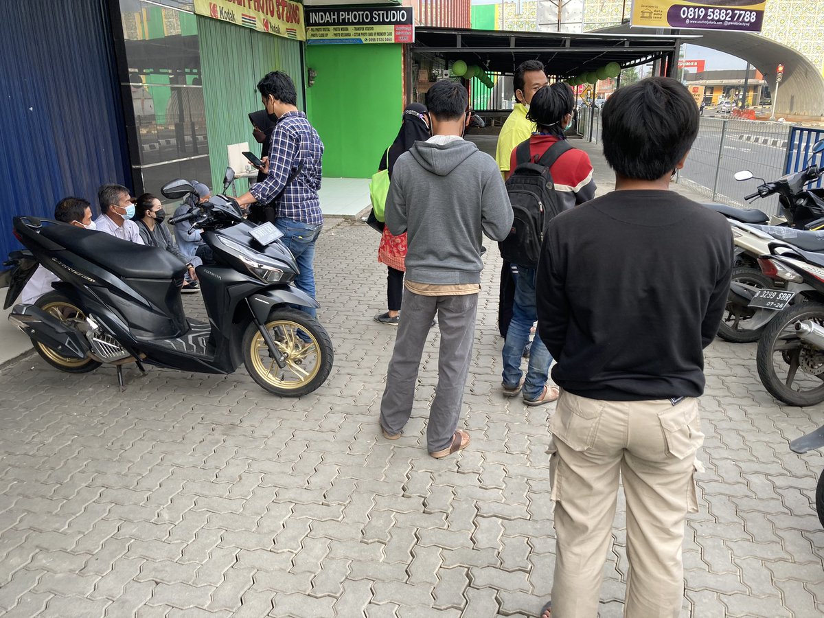 raphaeldonny's tweet photo. Setelah 3 hari ke bbrp KCP BCA gak dpt nomor antrian, hari ini rela ngantri dari jam 6 utk ketemu CSO buat ngurus ATM hilang.. Gak ada system yg lebih beradab? @BankBCA https://t.co/nz6k9fxVSP