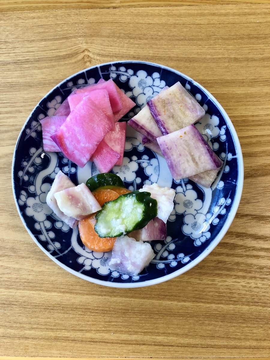 YukariSakamoto's tweet photo. Purple daikon pickles three ways. Pink pickle is an 甘酢漬け amasuzuke, sweet &amp; tart pickle. On the top right is 浅漬け asazuke, a quick pickle made from salt.    

Sagohachizuke 三五八漬け from Tohoku. Sagohachi means 3 (san), 5 (go), 8 (hachi)
3 salt
5 kome kōji
8 steamed rice https://t.co/vZx8FQQZxi