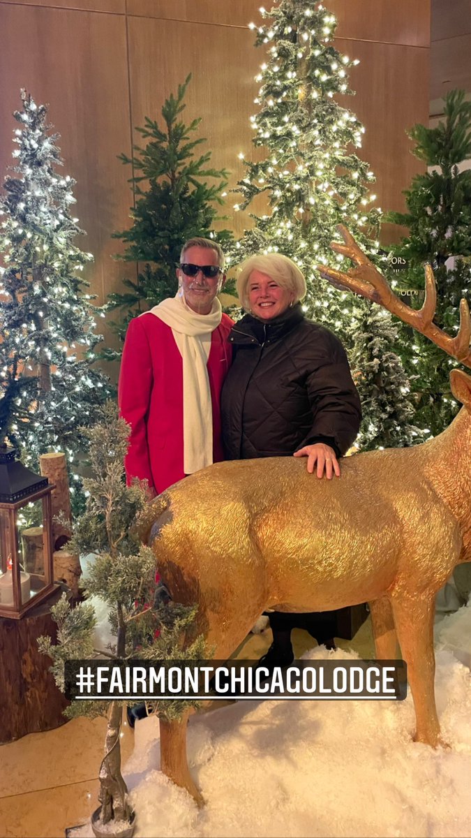 Hip Santa is here tonight! #Fairmontchicagolodge 
#teamzzazz #greettheguests