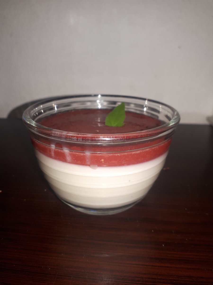 laislazcano's tweet photo. Panna cotta. Postre italiano con una buena textura en boca y excelente combinación de sabores de crema cocida y frutos rojos. https://t.co/wdZ7XoOPpl