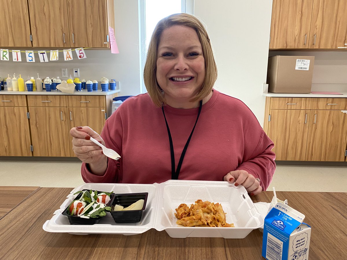 lah0027's tweet photo. A school lunch is great for everyone!  @NetZeroLee @CISDNutrition https://t.co/rRubCL2Pgc