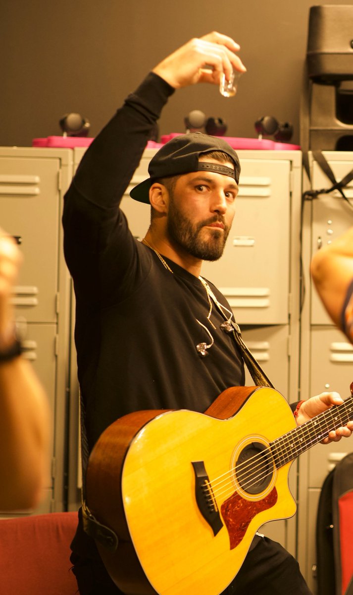ZMiller86's tweet photo. TFW when new music is dropping tonight! #tornup https://t.co/shB8wgiPJb