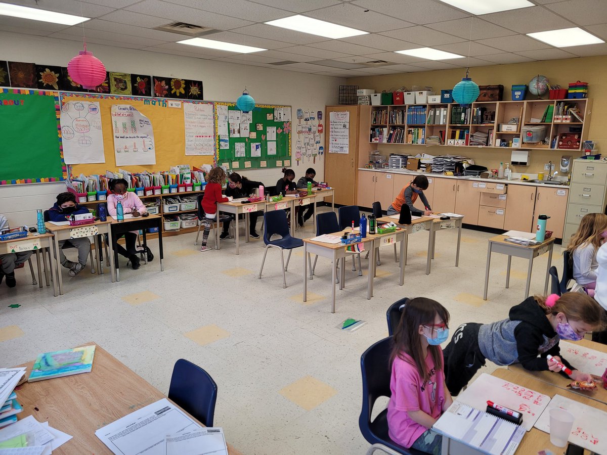 AComu03's tweet photo. Working together on our spelling words! @JSCardinals https://t.co/kmCwAuuN9k