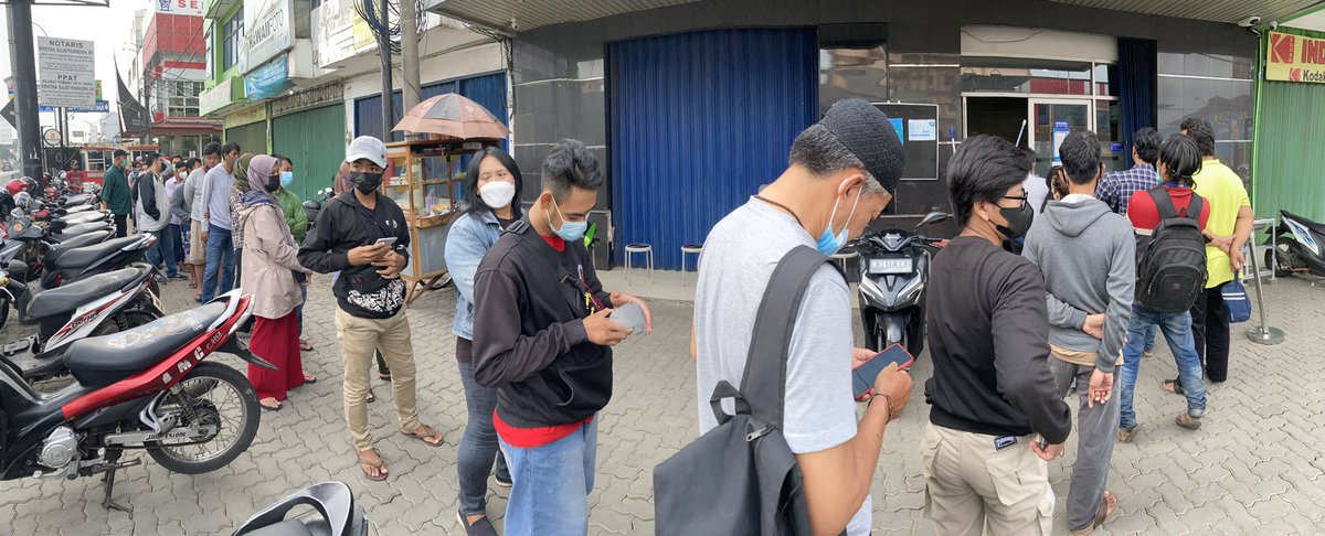 raphaeldonny's tweet photo. Buka masih sejam antrian udah segini aja.. Banyakin CSO nya atau apa gitu kek @BankBCA https://t.co/y9bwF83Qqj