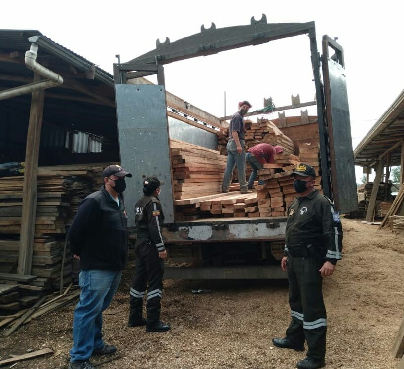 MAE_Zonal6's tweet photo. Retuvimos un vehículo con 18 m³ de madera en el cantón Azogues. El propietario no justificó el cumplimiento de las obligaciones contenidas en la autorización administrativa para la movilización y destino final del producto forestal. Esta actividad se coordinó con la #UNPAMB. https://t.co/ocFIehZdf8
