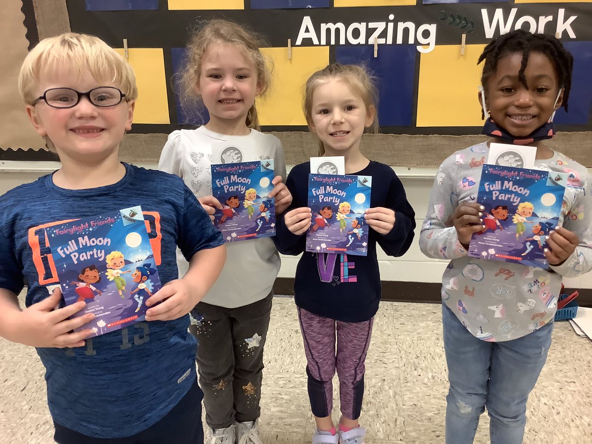 It was so fun to see the smiles when the @EllendaleSchool students received their copy of  a signed book by author @happybluejess today! #BCSFineArts @MichelleSBardos @ford_kford