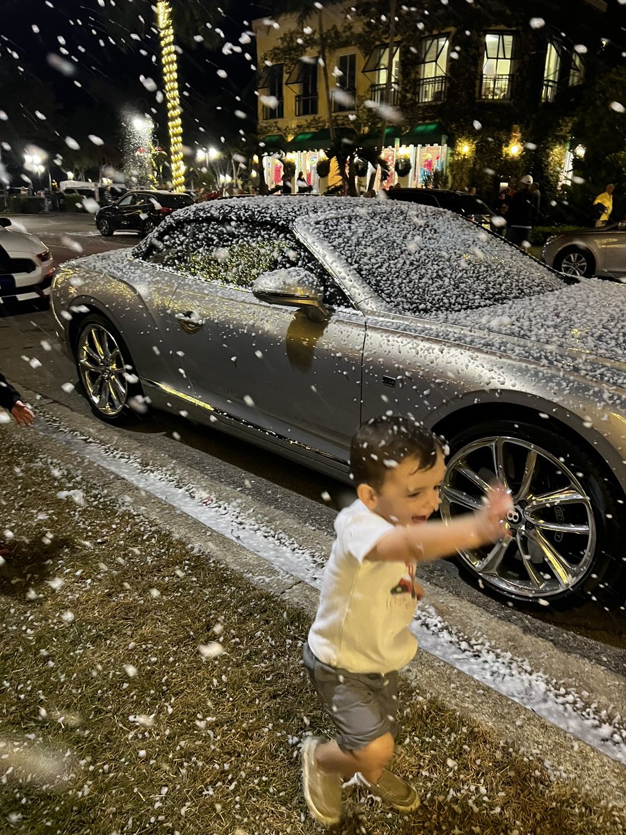 GraysonGrainger's tweet photo. 70 degrees and snowing. Levi approves. #onlyinnaples #snowonthird @johnmaginnes @bkatrek https://t.co/HMASJP33uA