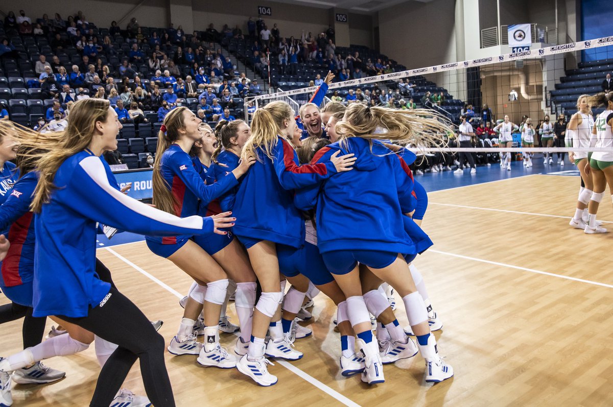 NCAAVolleyball's tweet photo. The Jayhawks are flying high! 🐦

Kansas advances to the second round for the first time since 2016 after a surprising sweep of Oregon (25-21, 25-21, 25-22).

#NCAAVB x 📸 @KUVolleyball 
https://t.co/rOUus89wEe