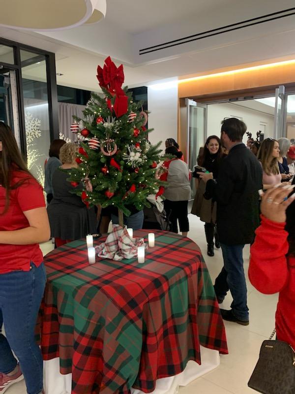 LUTVNews7's tweet photo. @LUTVNews7 #multimediajournalists @hannahspikes7 and @ClintonEssienTV are working on a #story at #CardinalLights, a #holiday #celebration on the #campus of #LamarUniversity. @LamarCommDept #studentmedia #collegemedia #LU #holidayseason https://t.co/6sPt57Bbnj