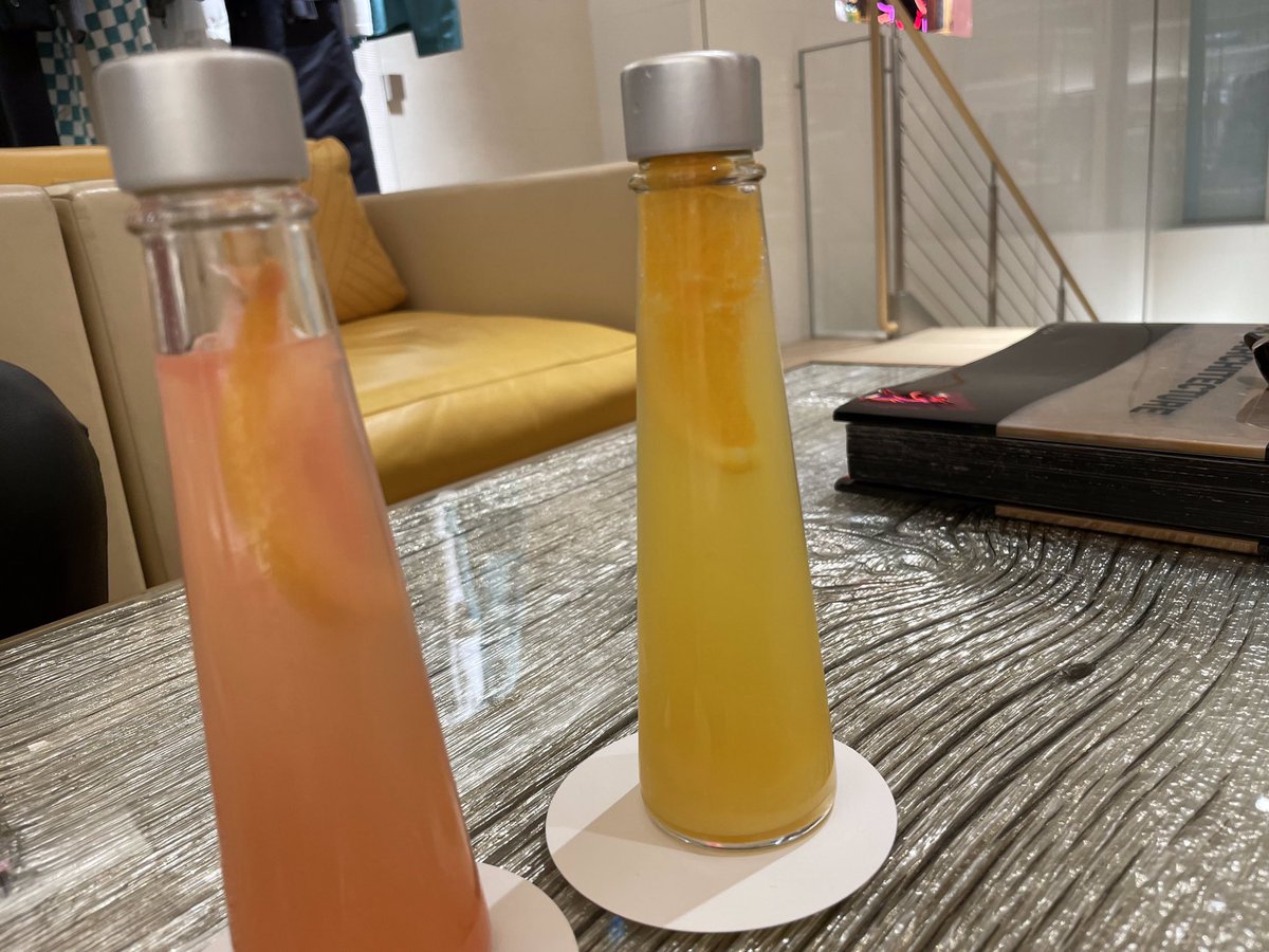 Mr_Mineruva's tweet photo. 喉乾いたからヴィトン寄ったら
ジュースだしてくれた。

もちろん何も買わず帰ったので
クソ客です 笑。

…
…PS:

年間2.3000万ヴィトンで使ってないと
この対応されないみたいなので、あまり買ってない人はマネしないように笑 https://t.co/cEc5knYCch