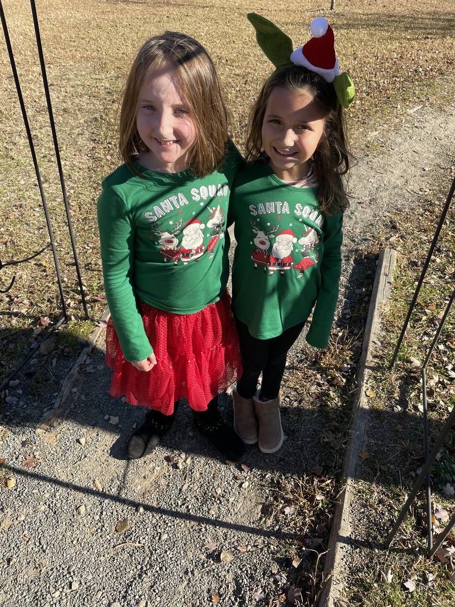 AmyWinfree's tweet photo. Wearing red and green today to kick off the Christmas countdown! 🎄@Hubbard_Elem @monroe_schools https://t.co/034MZI3ROG