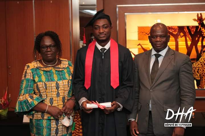 ZambleNaya's tweet photo. Le NDI, en partenariat avec USAID, a gradué aujourd'hui 16 jeunes femmes et 12 jeunes hommes de différents partis politiques.

Félicitations à l'ensemble des récipiendaires.
Mes remerciements au NDI pour sa contribution dans la formation de la jeunesse politique ivoirienne. https://t.co/AvR11cmsJu