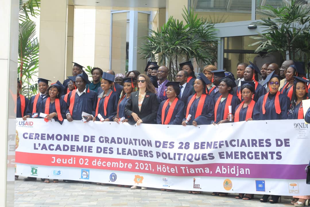 ZambleNaya's tweet photo. Le NDI, en partenariat avec USAID, a gradué aujourd'hui 16 jeunes femmes et 12 jeunes hommes de différents partis politiques.

Félicitations à l'ensemble des récipiendaires.
Mes remerciements au NDI pour sa contribution dans la formation de la jeunesse politique ivoirienne. https://t.co/AvR11cmsJu