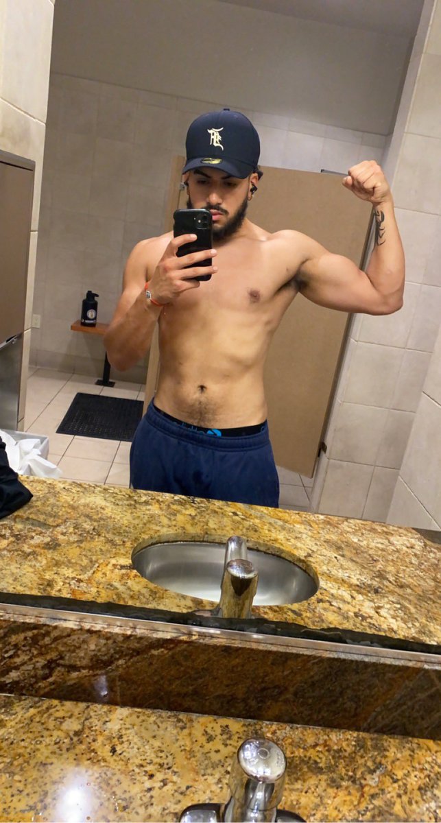 Ernesto2Times's tweet photo. Me when I was in my sons life, broke, out of shape , fat, depressed vs me now. Sometimes you gotta just cut off that toxic person in your life 🙌🏽 https://t.co/aBSDWyVy5z