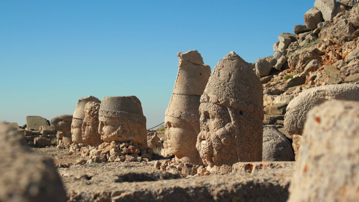 トルコの「ネムルト山」には2mを超える不思議な顔の石像が幾つも