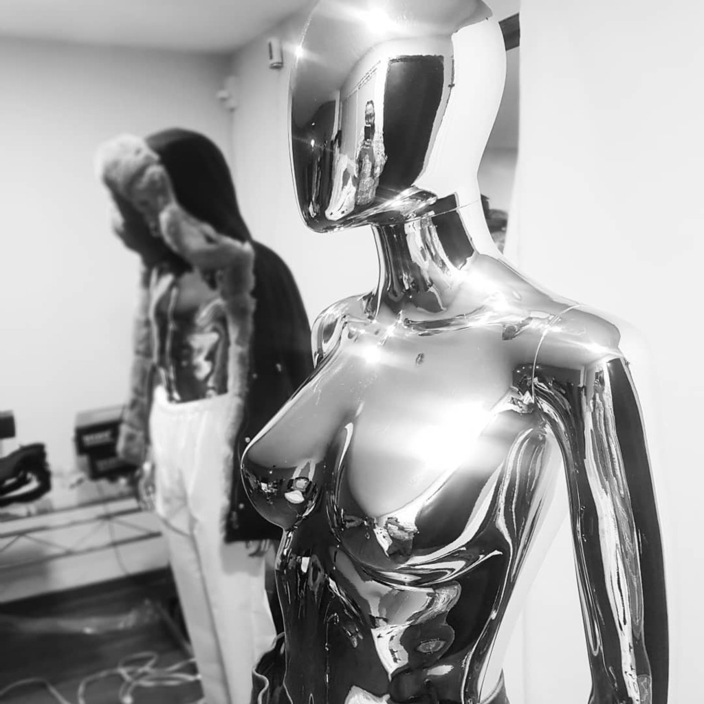 magiadeloso's tweet photo. En el futuro compraremos ropa a nuestros robots, mientras tanto tomemos fotos a maniquíes
.
.
.
.
.
#future #fashion #robot #photoshoot #photography https://t.co/vENYOoE30X https://t.co/3ALieLEQXY