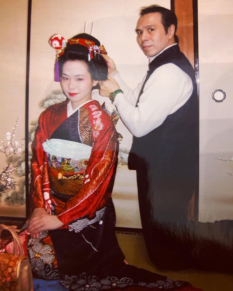 SakkouS's tweet photo. これは仕事ではなく私の娘。結婚して子供が生まれると、本降り袖は着ることがなくなるので亡き祖母が作ってくれた本降り袖を着た時のものです。���みに、来月上旬に出産予定。無事産まれくれるのを祈ります https://t.co/lamCYPQ9nf