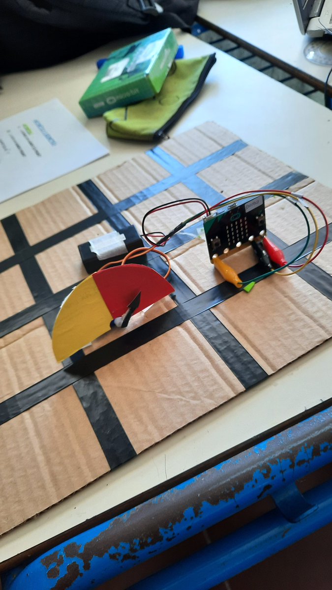 eliseli_'s tweet photo. Mariela y Gladys, maestras de 6to de la #esc262 están preparando con sus alumnos/as juegos con #microbit para la muestra de matemática q realizarán en la escuela. Maravilloso ver que pusieron en práctica ideas del Cuaderno Microbit y sumaron otras. 👏👏👏 #dinamizando https://t.co/cDnu9AnXx6
