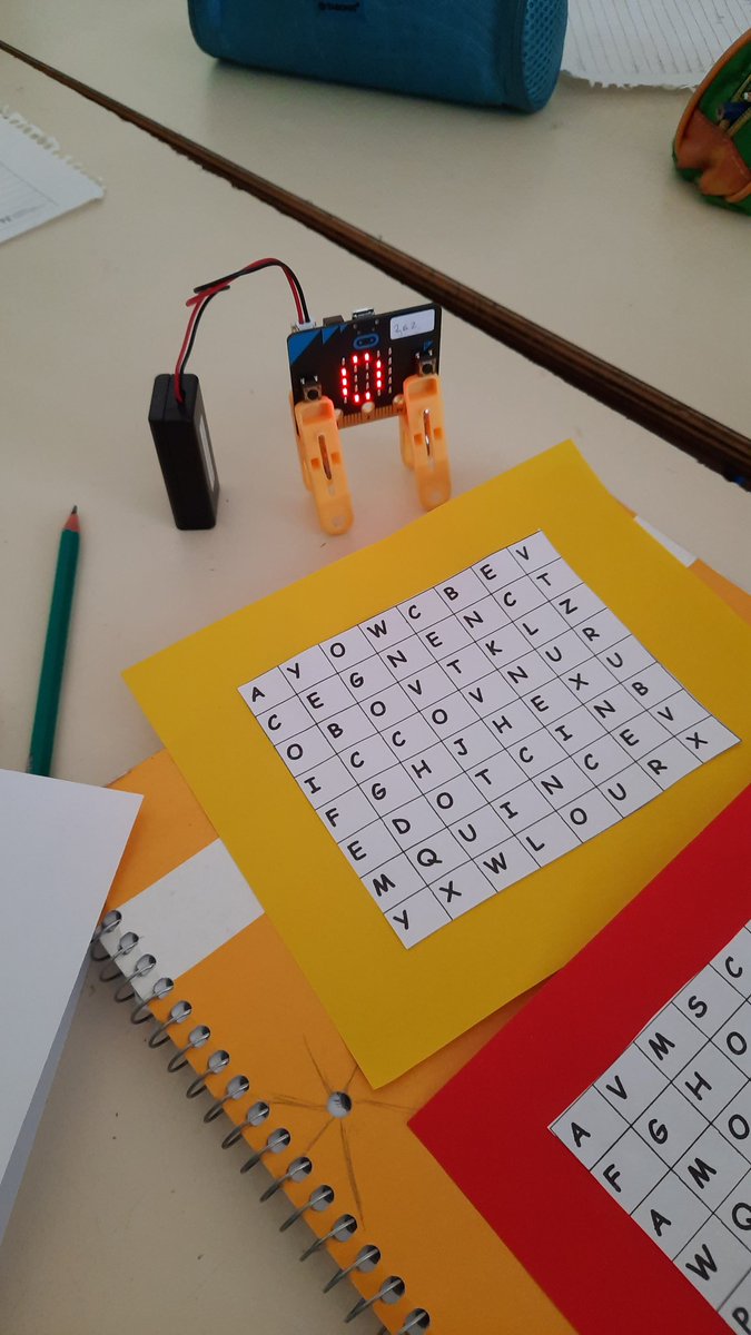 eliseli_'s tweet photo. Mariela y Gladys, maestras de 6to de la #esc262 están preparando con sus alumnos/as juegos con #microbit para la muestra de matemática q realizarán en la escuela. Maravilloso ver que pusieron en práctica ideas del Cuaderno Microbit y sumaron otras. 👏👏👏 #dinamizando https://t.co/cDnu9AnXx6