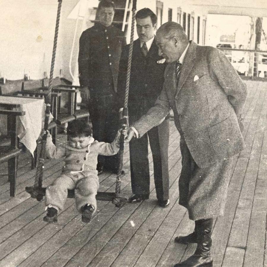 everythingturk1's tweet photo. Mustafa Kemal Ataturk with his adopted daughter Ülkü Adatepe #turkishfollowers #Türkisch #turkey #türk #turco #turc #turkish #türkiye #everythingturkish #culture #sightseeing #travel #photooftheday #turksinaustralia #australianturks #turksinflorida #floridaturkish #floridaturk https://t.co/baYX2VMhmd