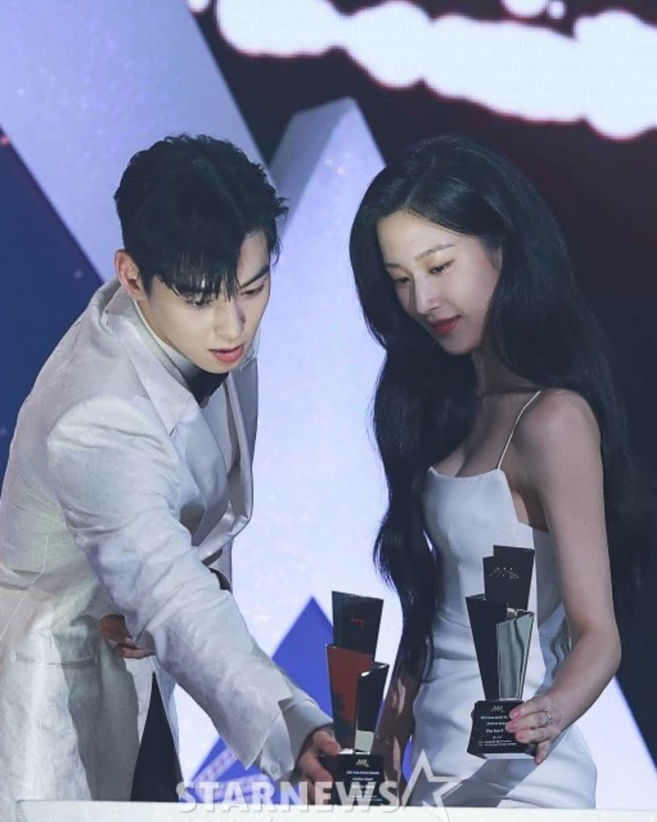 RioAnimas's tweet photo. Congratulations to both of them❤️
(AAA) 
#MunKaYoung
#AAA2021 
#AsiaArtistAwards2021 
#ActressMunKaYoung 
#ActorChaEunwoo https://t.co/6IV6FamxhW