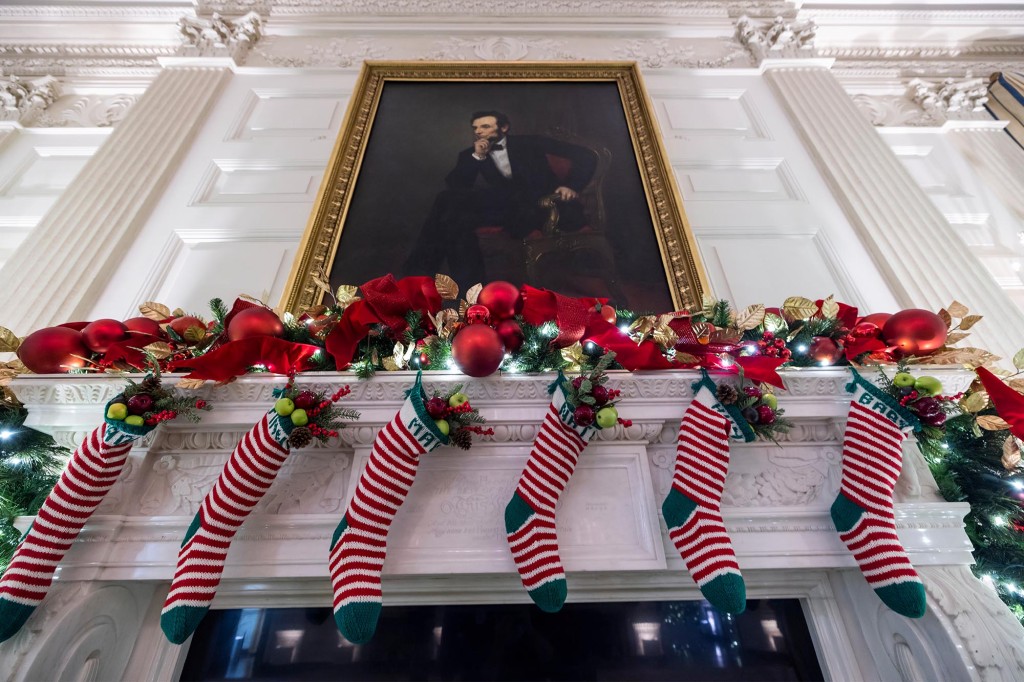 nypost's tweet photo. Hunter Biden's out-of-wedlock daughter left out of White House Christmas display https://t.co/cutQBRuoXo https://t.co/XS7S1zg0wt