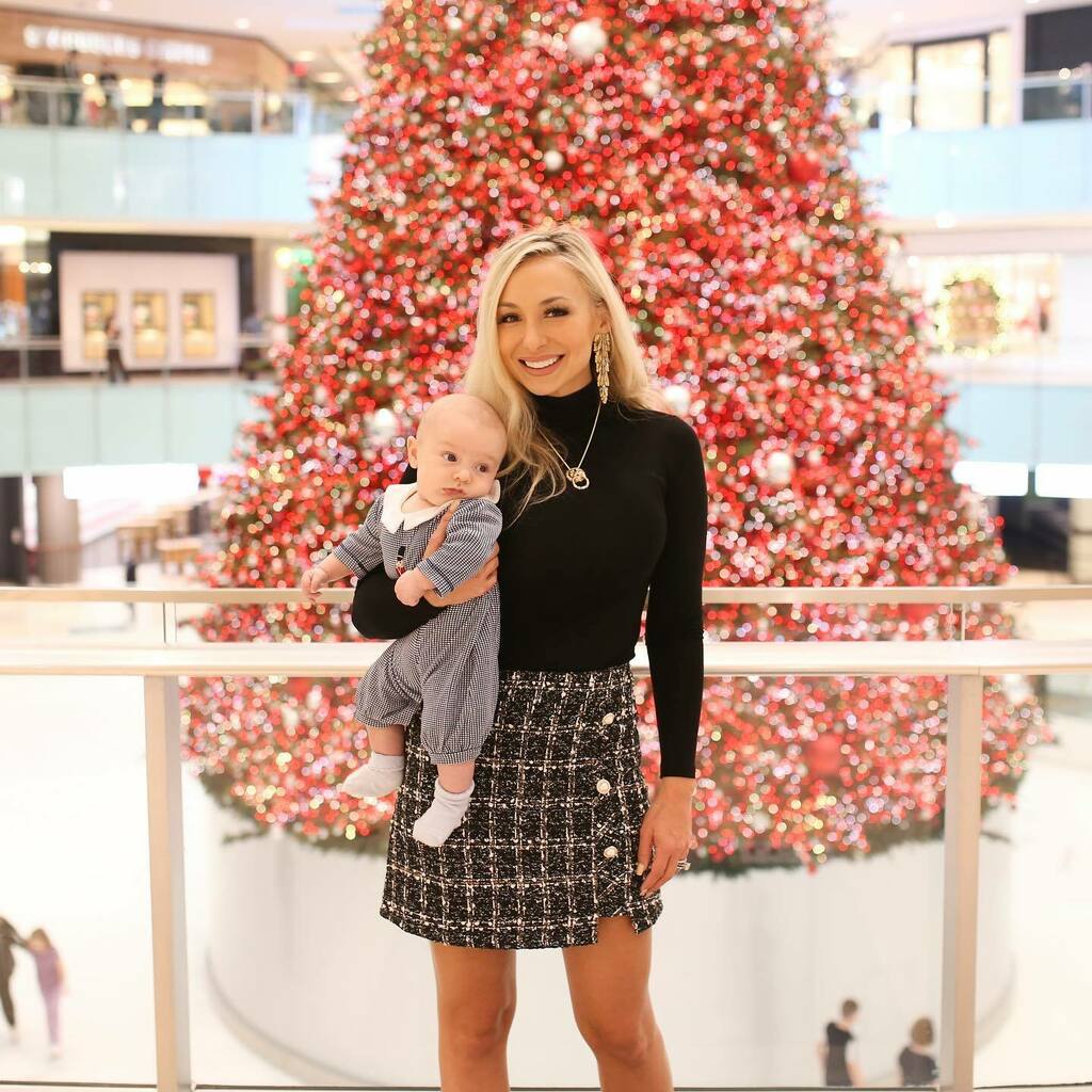 Freddy, Rexie, & Reagan do Dallas 🥂 We’re here for a Pop-Up shop for Fashion Group Int’l at the @galleriadallas with our loves @kathyfielderboutique 🎁🎁🎁 So Christmassy!!!!