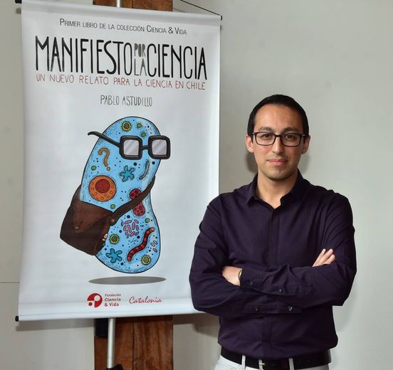 pabloastudillo's tweet photo. (Hilo 🧵1/7) Quisiera compartir una reflexión. Esta foto es de hace exactamente 5 años, en el lanzamiento de mi primer libro, "Manifiesto por la Ciencia". En ese entonces lucía más joven, y estaba esperanzado y lleno de ilusiones. Esperaba que este libro me abriera un espacio. https://t.co/6Km3Y2qaEd