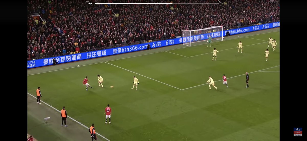 KwasiOffei's tweet photo. @hughwizzy Seconds before Odegaard give away the penalty, the same deep lined pattern of play from Partey and Elneny leave the space for Odegaard to run ragged and make the foul.. this right is Arsenal defending a wide attack 8 on 3. You can never credit Elneny to do this job without errors https://t.co/RqwjVCzoIv