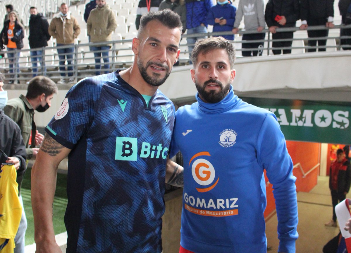 RMolinadeportes's tweet photo. @VilladeFortuna - @Cadiz_CF 
No pudo ser pues cinco categorías superiores de un equipo profesional se notaría en la eliminatoria (0-7) pero increíble experiencia vivida por los molinenses Luis Galindo y Adrián Rodríguez en
🏆La Copa del Reye🏆 https://t.co/PFoVPD4QGN
