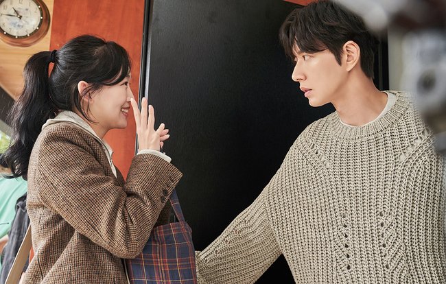 DramalandNew's tweet photo. [📷] 02.12.21 | Bastidores do drama #FromNowOnItsShowtime - #ParkHaeJin &amp; #JinKiJoo.

📆 - Março de 2022 https://t.co/xspjtYdXjA