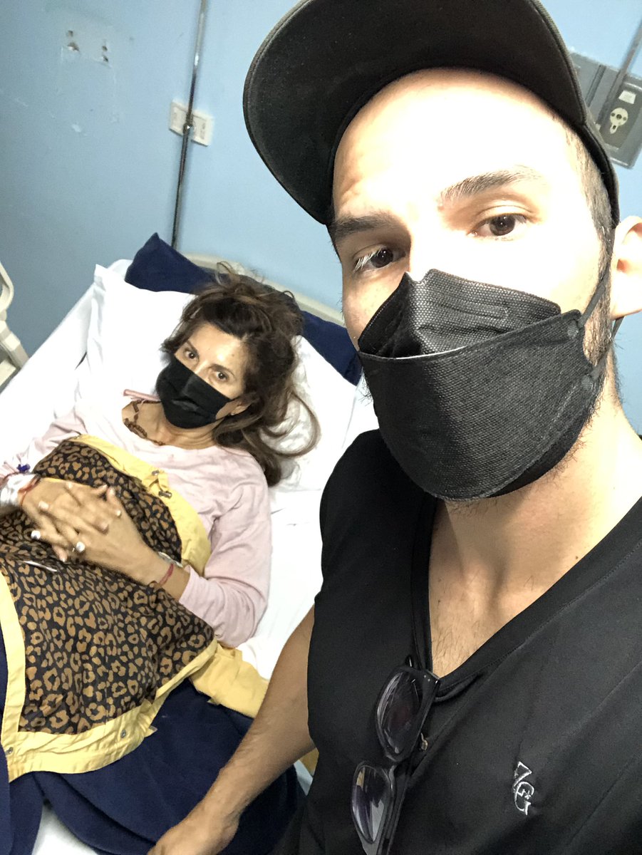 donaldobarros's tweet photo. Mándenle un beso a mi mamá que se fracturó la cadera, la operaron, y salió todo maravilloso. 💥😍 @IngridLnenaV https://t.co/zoQDzl6bRb