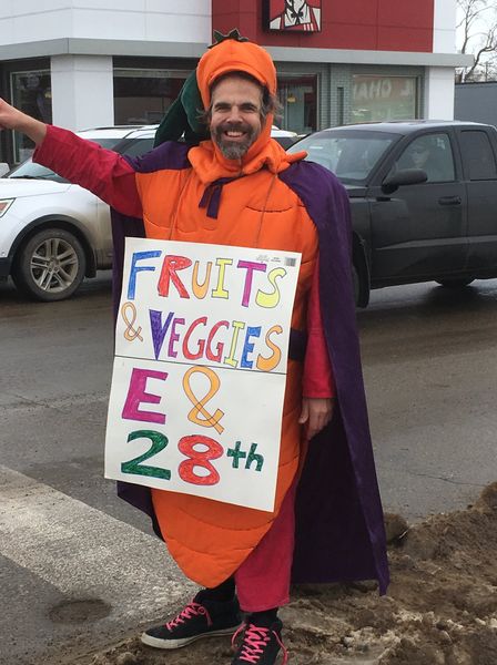 BeautifulRed7's tweet photo. .@CHEPGoodFood Keep Eyes Peeled for Captain Carrot! #Saskatoon #goodeats #movies #greatcombo #Nutflakes https://t.co/1borNpy1lG