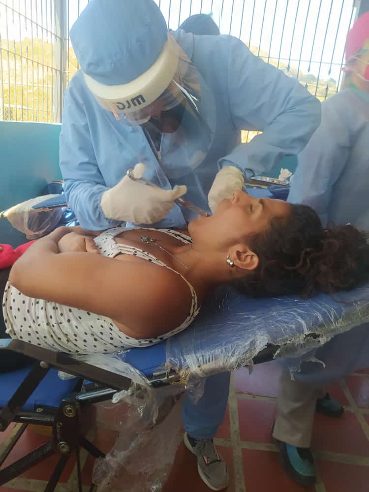 OficialUnerg's tweet photo. Un total de 45 pacientes fueron atendidos este jueves en jornada odontológica realizada en la Base de Misiones Juan Germán Roscio Nieves.

Estudiantes de 4 año de Odontología realizaron extracciones, revisión bucal a las personas de la comunidad, gracias al apoyo del rector. https://t.co/6y3SgjXEPi