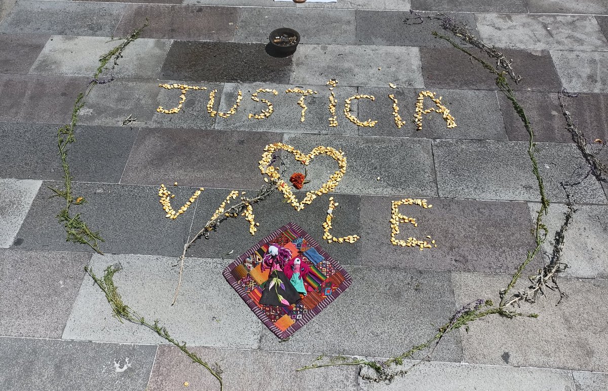 LaPeriodicanet's tweet photo. Después de más de 5 horas se suspendió la audiencia preparatoria de juicio por homicidio culposo contra docentes y el Director de la Unidad Educativa Global de Ecuador, institución educativa donde Valentina Cosíos fue encontrada sin vida  en 2016. 

📸 Complejo Judicial Norte. https://t.co/qLn0Vt9wCx