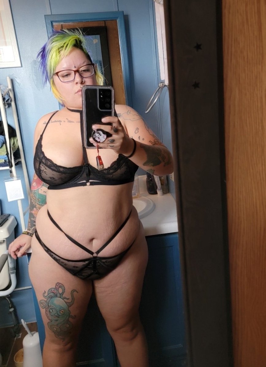 HMoebot's tweet photo. Have some squish. 
Still have sales going on at those places in my bio 💋 https://t.co/gUTkWkQoHJ