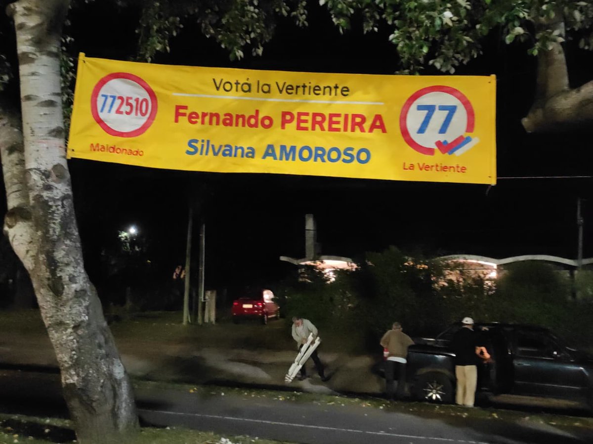 77Vertiente's tweet photo. Tarde colgando pasacalles!
Gran trabajo de los compañeros 💪🏻

@Amoroso_FAmplio 
@LaVertienteFA

#fernandoesvertiente 
#TransformarparaVolver 
#silvanapresidenta 
#SiempreAlFirmeSiempreAlFrente https://t.co/b93SHqUSyQ