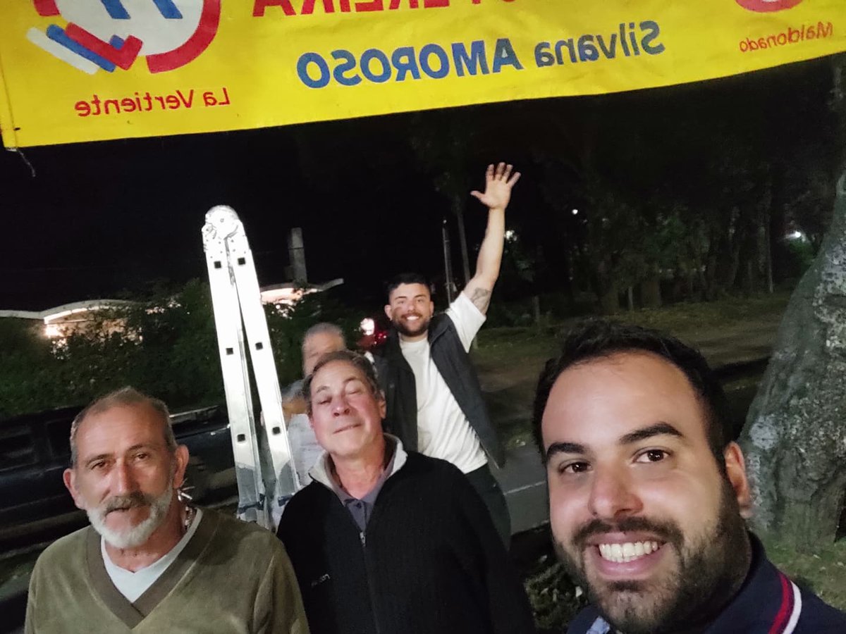 77Vertiente's tweet photo. Tarde colgando pasacalles!
Gran trabajo de los compañeros 💪🏻

@Amoroso_FAmplio 
@LaVertienteFA

#fernandoesvertiente 
#TransformarparaVolver 
#silvanapresidenta 
#SiempreAlFirmeSiempreAlFrente https://t.co/b93SHqUSyQ